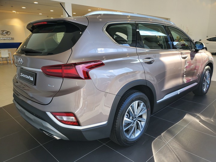 [靜態賞車] 進口身份的第4代Hyundai Santa Fe 5+2七人座休旅 大地銅色