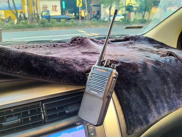 說講就講「MOTOROLA MAG ONE EVX-C31 數位可攜式對講機」-abc2000