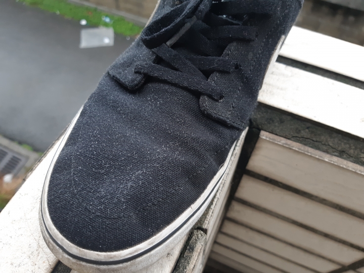 防水噴霧噴出白色的……斑點？