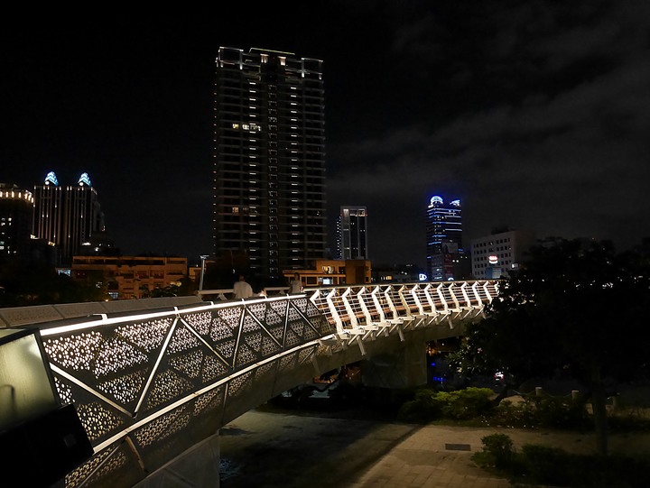 高雄市 三民區 愛河之心 — 令人醉心的璀璨光影湖景