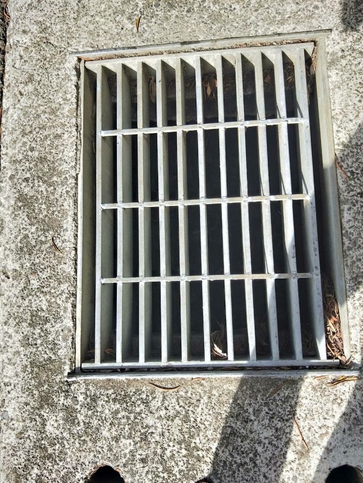 被這個水溝蓋害了
