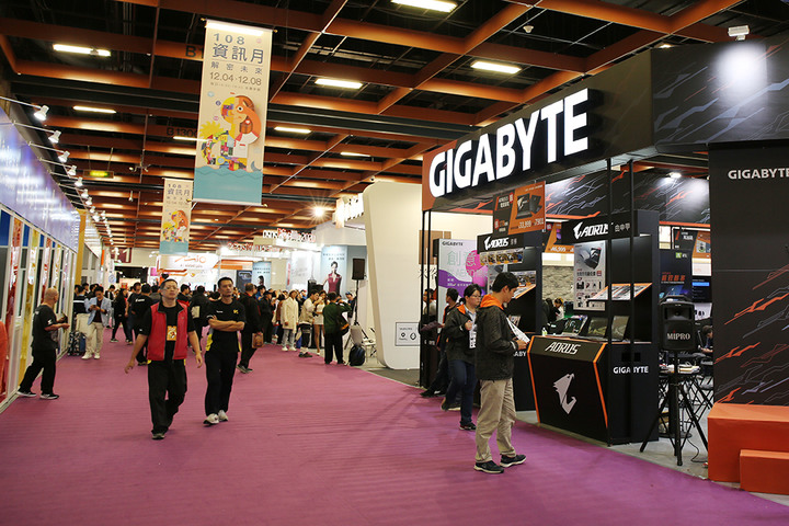偷閒來看世貿資訊月看ROG[圖多]
