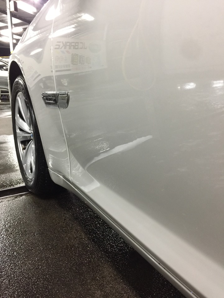 ［BMW 7系列］鍍膜分享 5年的白車鍍完還是一樣亮6