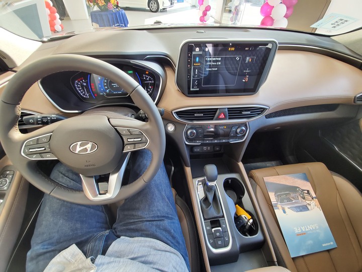 [靜態賞車] 進口身份的第4代Hyundai Santa Fe 5+2七人座休旅 大地銅色