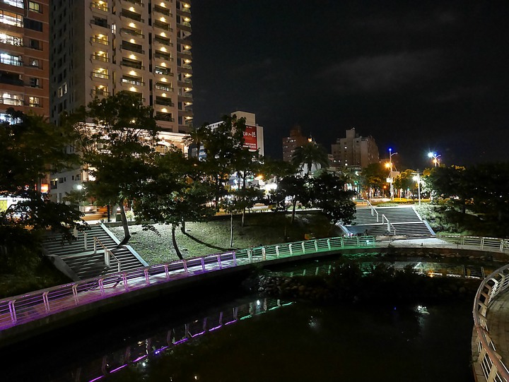 高雄市 三民區 愛河之心 — 令人醉心的璀璨光影湖景