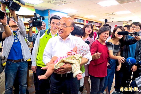 姜冠宇刪了韓國瑜親吻小孩發文