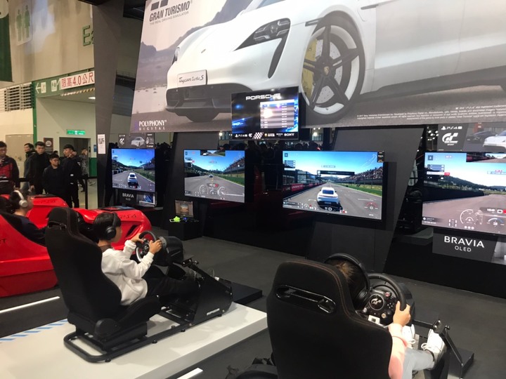 Taycan現身台北車展/人也太多啦