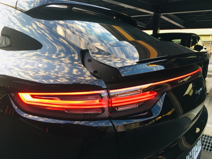 Porsche Cayenne Coupe 尾部第二支自動升降尾翼