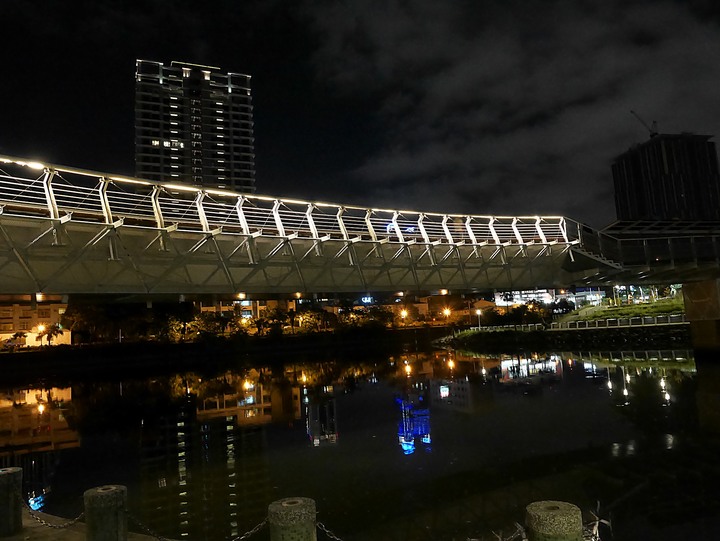 高雄市 三民區 愛河之心 — 令人醉心的璀璨光影湖景