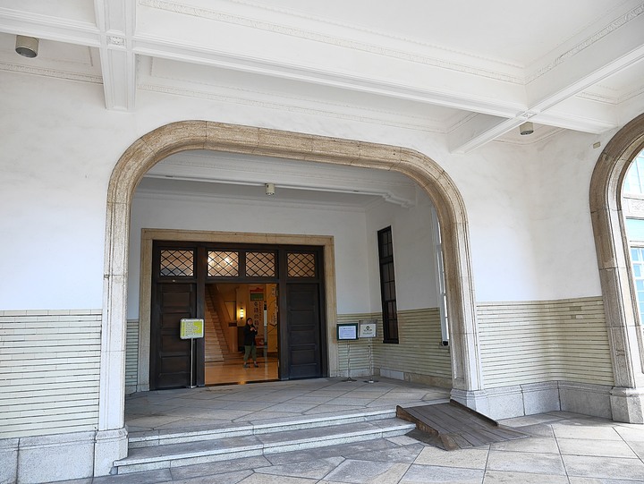 高雄市 鹽埕區 高雄市立歷史博物館 — 由官署變身為都市博物館的帝冠式建築