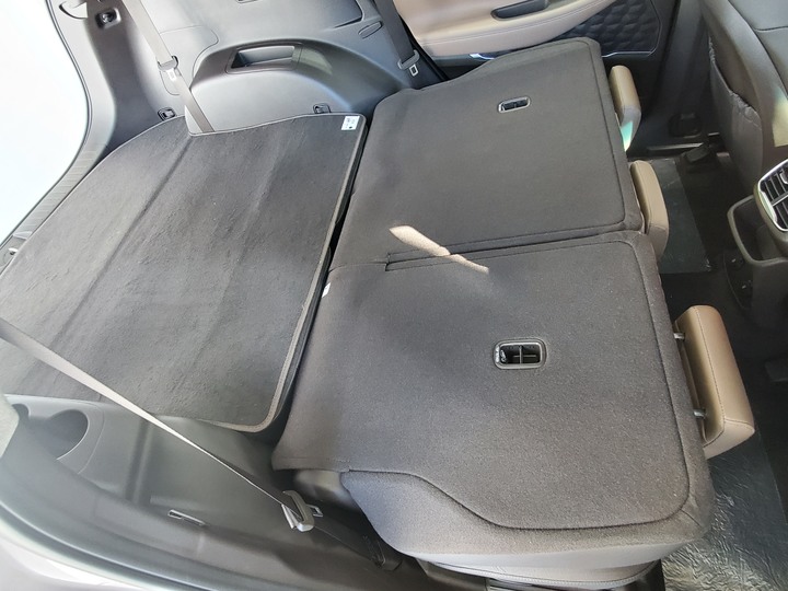 [靜態賞車] 進口身份的第4代Hyundai Santa Fe 5+2七人座休旅 大地銅色