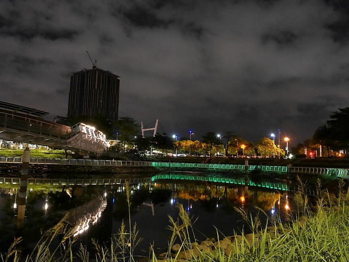 高雄市 三民區 愛河之心 — 令人醉心的璀璨光影湖景