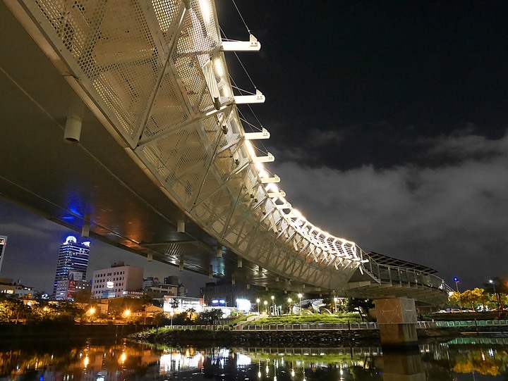 高雄市 三民區 愛河之心 — 令人醉心的璀璨光影湖景