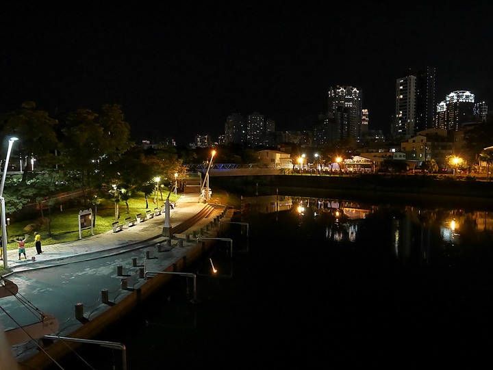 高雄市 三民區 愛河之心 — 令人醉心的璀璨光影湖景