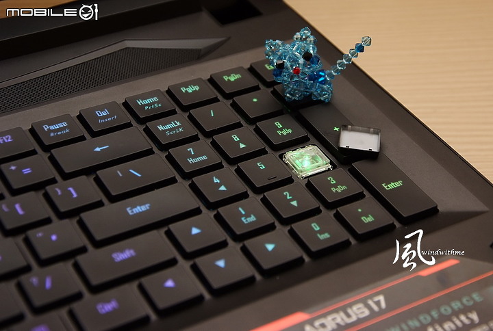 點我看大圖 機械式鍵盤與極窄邊框螢幕 - 技嘉 AORUS 17高階電競筆電解析
