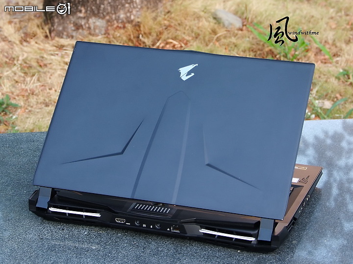 點我看大圖 機械式鍵盤與極窄邊框螢幕 - 技嘉 AORUS 17高階電競筆電解析