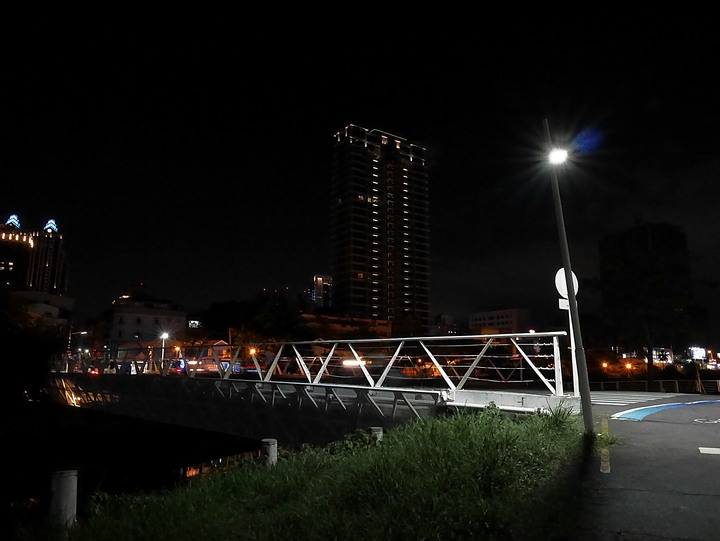 高雄市 三民區 愛河之心 — 令人醉心的璀璨光影湖景