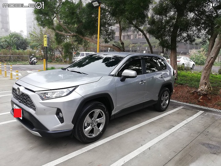 20年式TOYOTA RAV4 2.0旗艦簡易開箱文及近期使用感想