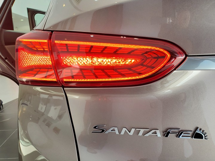 [靜態賞車] 進口身份的第4代Hyundai Santa Fe 5+2七人座休旅 大地銅色