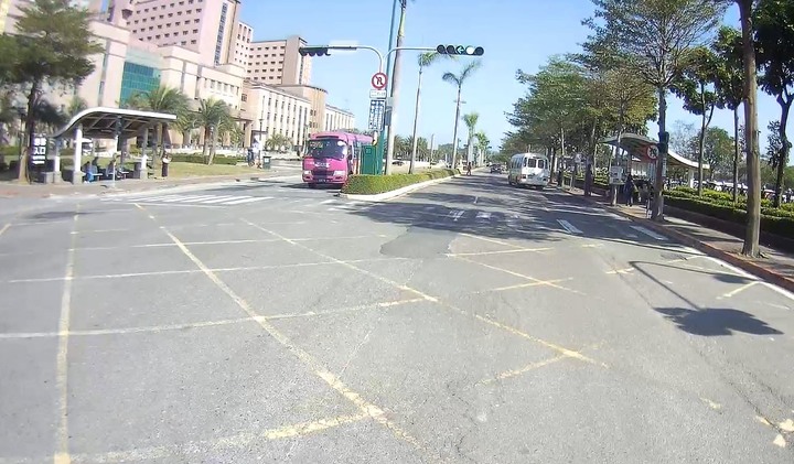 請問你發現道路標誌標線號誌有問題,會向相關單位反映嗎?(六)