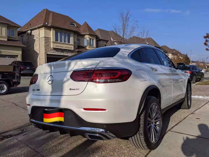 車子現在流行什麼配備.就是安全駕駛.23P.23P 1.跟車自動駕駛輔助:啟動輔助開關.開啟定速.設定速度.可調整定速加減.不用踩油門.車子就會自動跟著前車保持安全距離續航.手還是要握著方向盤 2.車道偏移維持輔助:車道分隔白線.車子行駛中有偏移.會自動調整回車道上.跟自動駕駛輔助併用開啟.還會跟著車道轉彎 3.前後雷達:停車時只要前後有障礙物.就會有畫面警訊告知 4.360度環景攝影:超級好用的配備.停車時四周圍有畫面鏡頭.輔助停車 5.盲點:真的很安全.要超車旁邊有車就會有警訊.照後鏡還有三角紅燈畫面