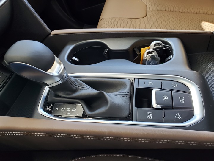 [靜態賞車] 進口身份的第4代Hyundai Santa Fe 5+2七人座休旅 大地銅色
