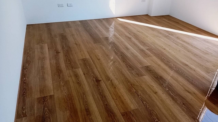 請問超耐磨地板泡水....