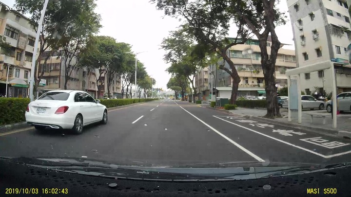 厲害了苓雅分局，停止線、紅燈、車牌清清楚楚，不予舉發