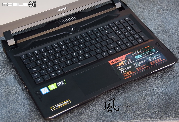 點我看大圖 機械式鍵盤與極窄邊框螢幕 - 技嘉 AORUS 17高階電競筆電解析