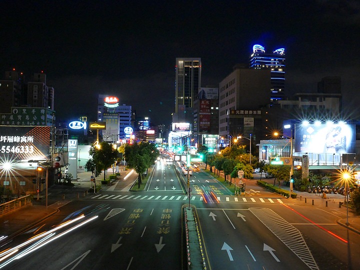高雄市 三民區 愛河之心 — 令人醉心的璀璨光影湖景