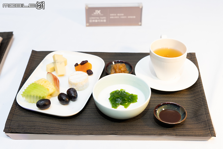 再創標竿！ 星宇航空機上餐飲與服務備品正式揭幕！