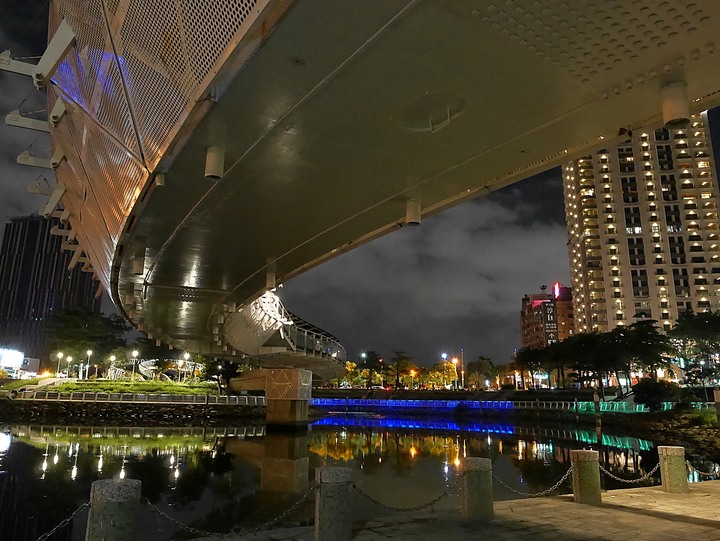 高雄市 三民區 愛河之心 — 令人醉心的璀璨光影湖景
