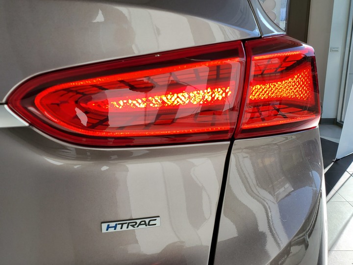 [靜態賞車] 進口身份的第4代Hyundai Santa Fe 5+2七人座休旅 大地銅色