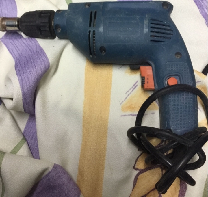 請問這個電鑽應怎樣換鑽嘴？