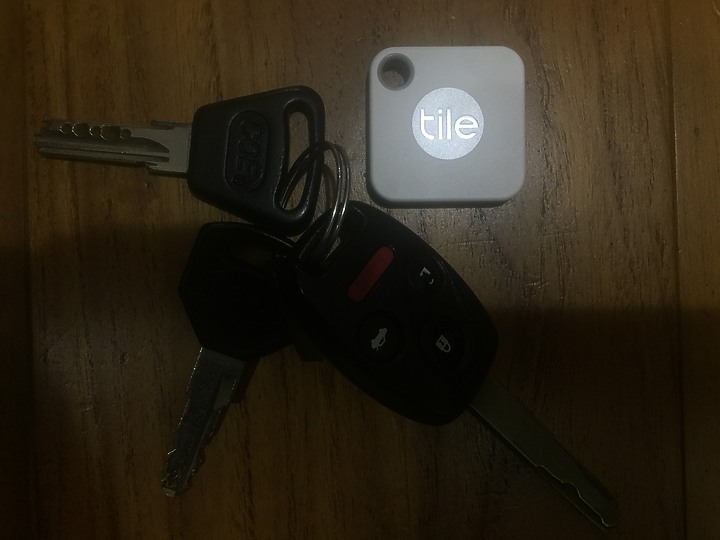智慧藍芽蒐尋器《Tile Mate3.0防丟小幫手》，APP按下"尋找"，這時要找的東西立刻現形 !!!