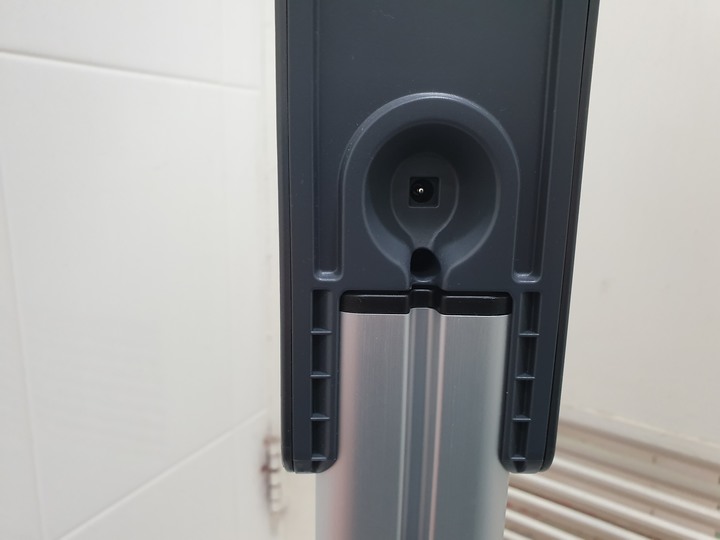 LG A9+濕拖無線吸塵器，吸除灰塵清潔地面一次完成