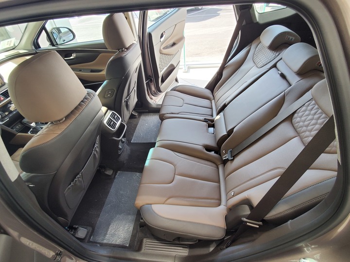 [靜態賞車] 進口身份的第4代Hyundai Santa Fe 5+2七人座休旅 大地銅色