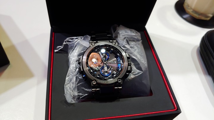 又快到年末了,買個禮物犒賞自己一下.. 人生第一支破萬的錶,G-shock b1000bd-1a開箱