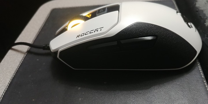 【小宅開箱】德國冰豹 Roccat Kain 102 AIMO 光學滑鼠 白色－不專業開箱 單純分享心得