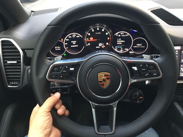Porsche Cayenne Coupe 尾部第二支自動升降尾翼