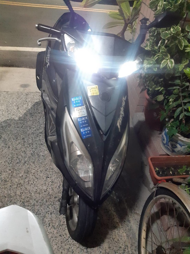 機車左右燈泡近燈不亮、遠燈正常?