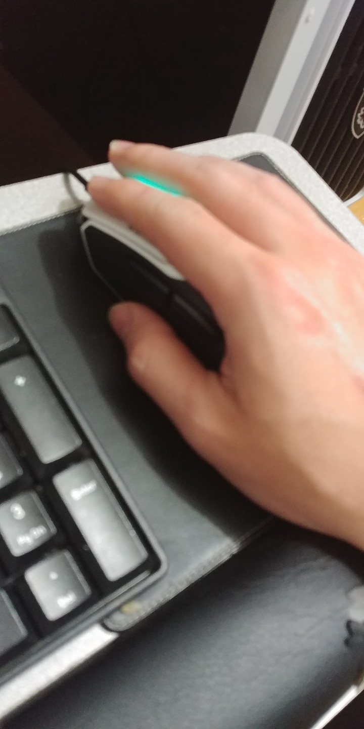 【小宅開箱】德國冰豹 Roccat Kain 102 AIMO 光學滑鼠 白色－不專業開箱 單純分享心得