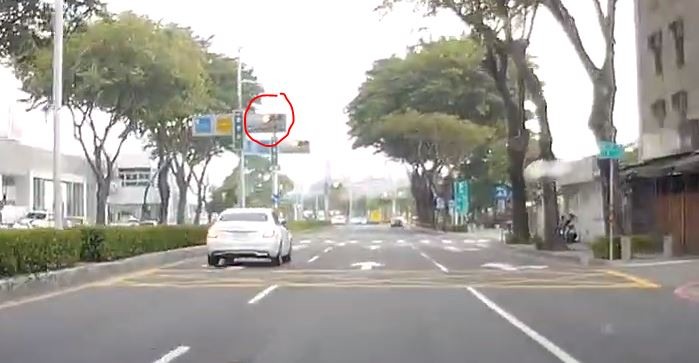 厲害了苓雅分局，停止線、紅燈、車牌清清楚楚，不予舉發