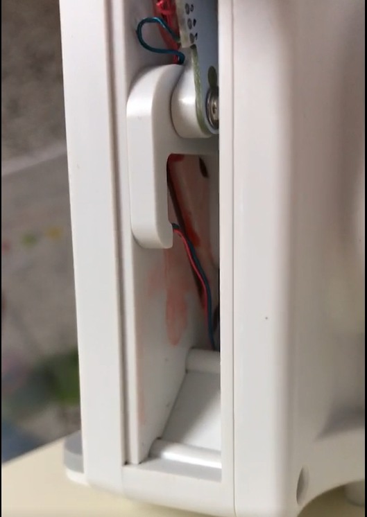 娃娃機天使無線充電板流血了..