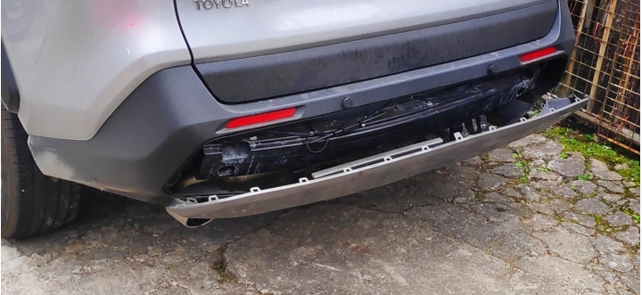 今天終於看到NEW RAV4的後保險桿內容，感覺有點薄....
