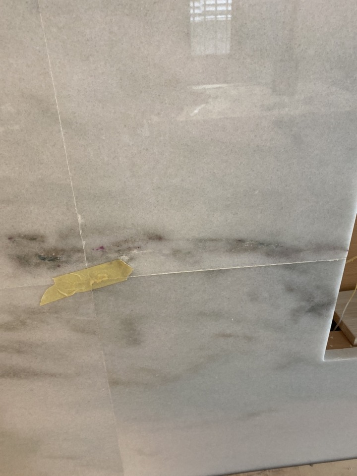 請教冰晶(水晶)類的大理石牆可以做無縫美容嗎?