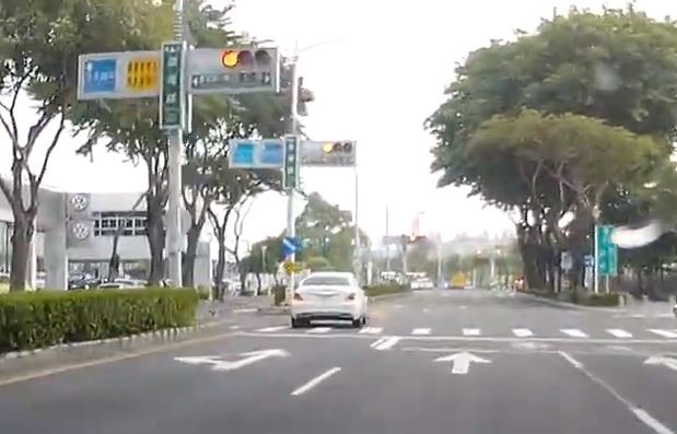 厲害了苓雅分局，停止線、紅燈、車牌清清楚楚，不予舉發