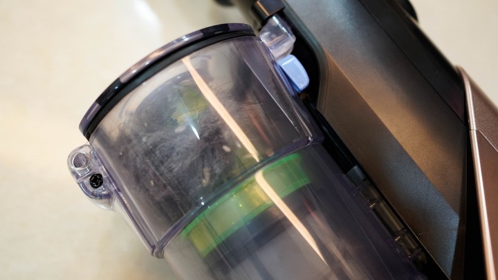 首次使用無線吸塵器，萬年灰塵退散！