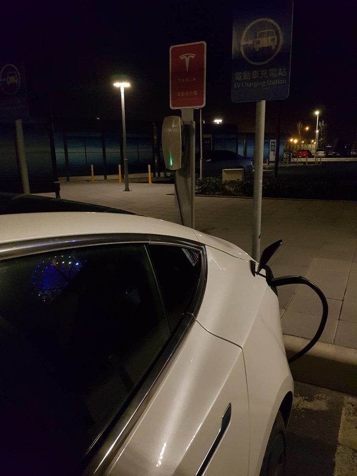 該如何幫拉拉充電, 特斯拉的充電器簡介