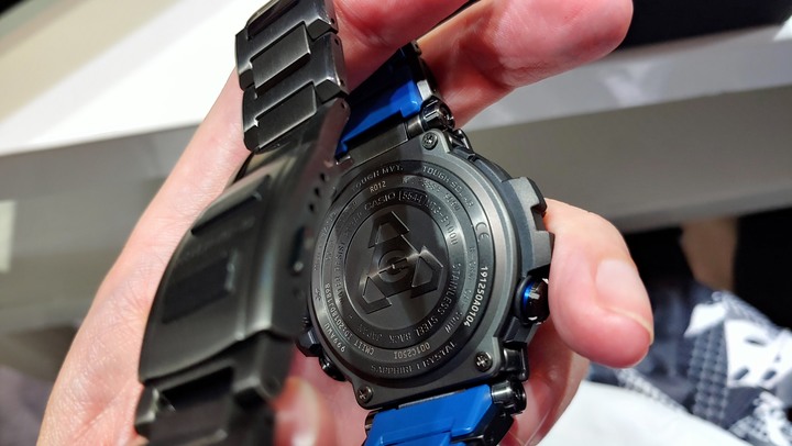 又快到年末了,買個禮物犒賞自己一下.. 人生第一支破萬的錶,G-shock b1000bd-1a開箱
